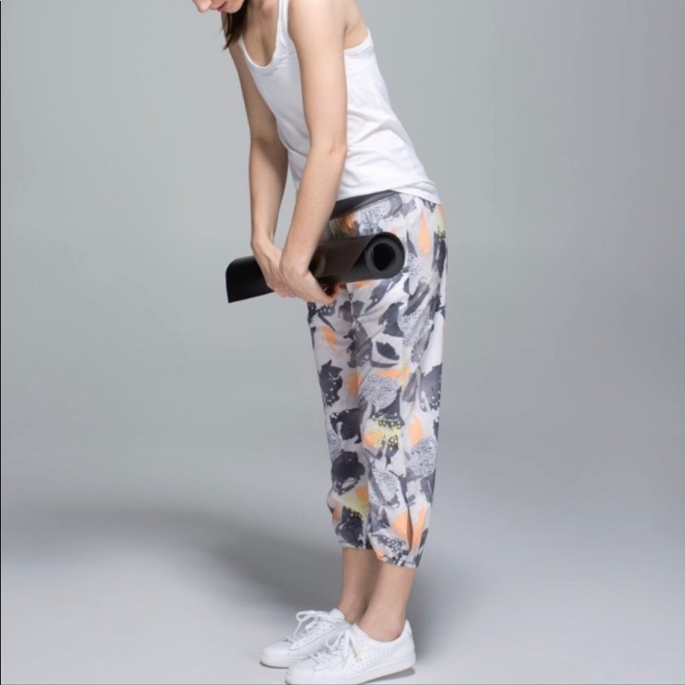 Lululemon Women's Size 8 Gray Mini Art Pop White Multi Slate Om Pants